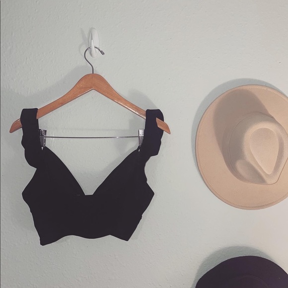 CHECK OUT WHAT’S IN HER CLOSET !! - Picture 6 of 6